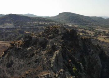 Orman yangınında 2 bin 500 yıllık tarihi kale de yandı!