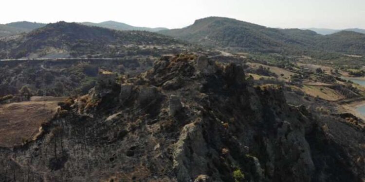 Orman yangınında 2 bin 500 yıllık tarihi kale de yandı!