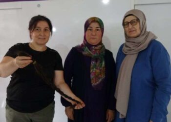 Lösemili hastalar için saçını bağışladı