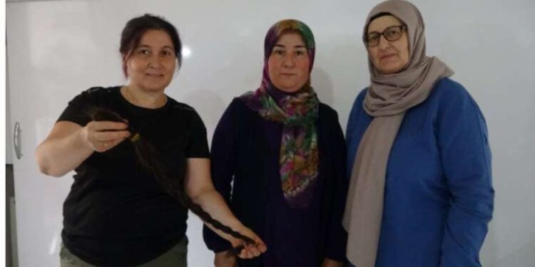 Lösemili hastalar için saçını bağışladı