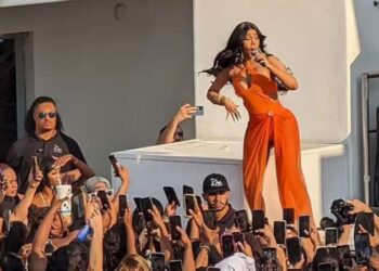 Ünlü şarkıcı Card B, seyircisine mikrofon fırlattı