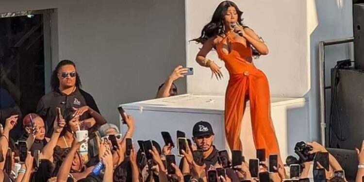 Ünlü şarkıcı Card B, seyircisine mikrofon fırlattı