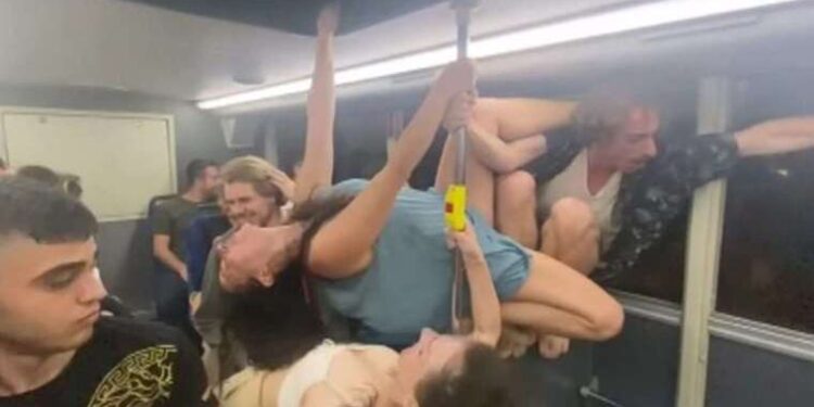 İETT otobüsünde yol boyunca dans ettiler