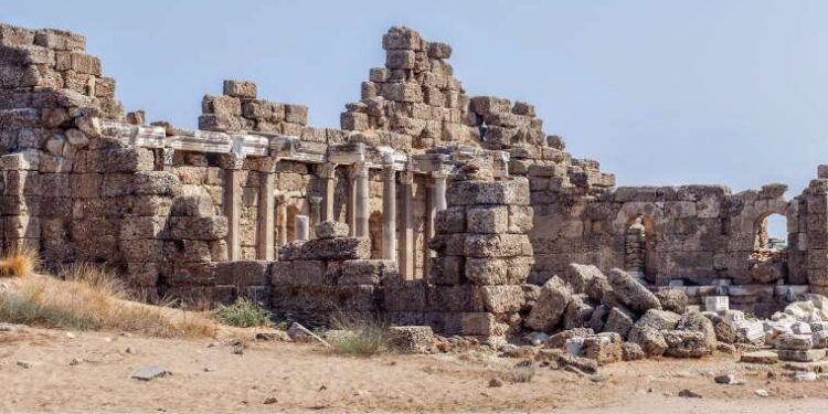 Antalya tatilinde taş toplayan Belçikalı çift, tarihi eser kaçakçılığı şüphesiyle gözaltına alındı