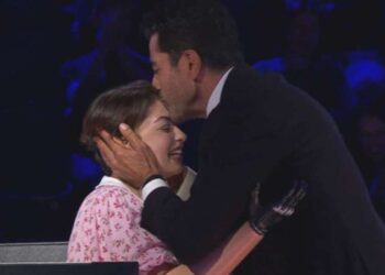 Kim Milyoner Olmak İster’de ilk kez göreceğiniz anlar: Kenan İmirzalıoğlu milyonluk soruya ulaşan yarışmacıyı ‘alnından’ öptü