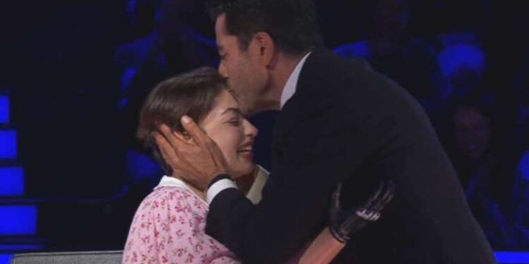 Kim Milyoner Olmak İster’de ilk kez göreceğiniz anlar: Kenan İmirzalıoğlu milyonluk soruya ulaşan yarışmacıyı ‘alnından’ öptü