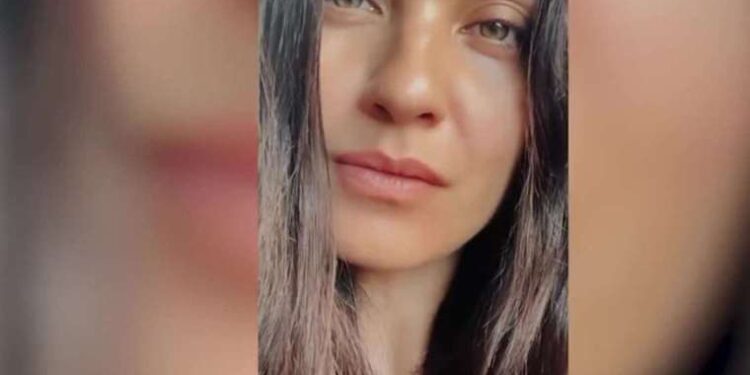 Ünlü oyuncu Tuba Büyüküstün’ün İngilizce konuştuğu video sosyal medyada gündem oldu