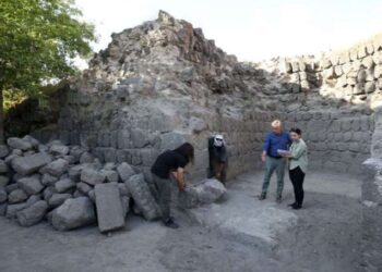 Malazgirt Savaşı’nı araştırırken keşfedildi: Çevresi toprakla kaplı han ortaya çıkarıldı