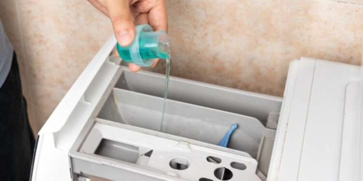 1 bardak sirke ve 1 çorba kaşığı karbonat… Çamaşır makinesini temizlemenin en etkili doğal ve yenilikçi yöntemleri