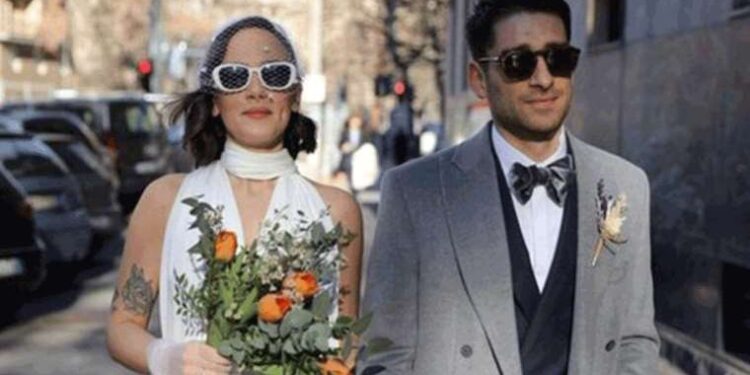 Bora Akkaş ve Oben Alkan çifti bebeğini kucağına aldı