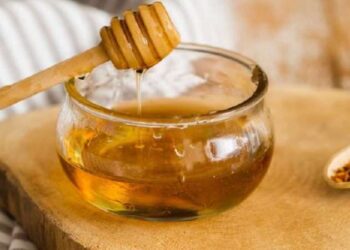 Balın içine 1 kaşık eklemeniz yeterli: Vücudu toksinlerden arındırıyor