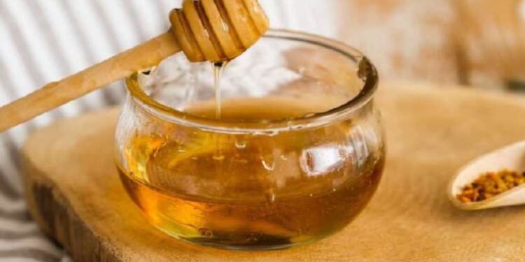 Balın içine 1 kaşık eklemeniz yeterli: Vücudu toksinlerden arındırıyor