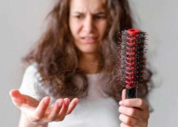 Saçlarınız dökülüyorsa bu hataları yapmaktan hemen vazgeçin! Saçınızın dökülmesini 5 kat hızlandırıyor…