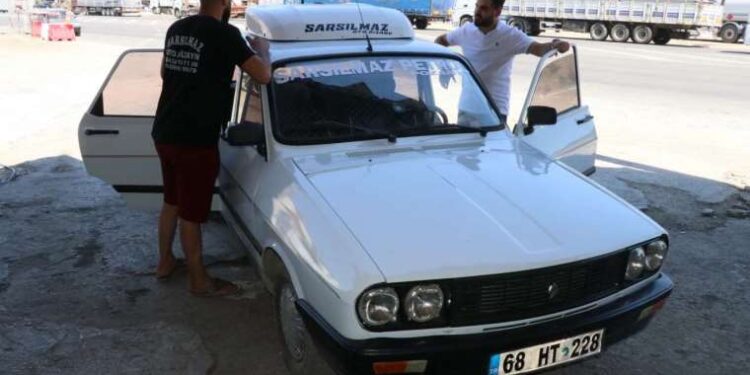 Sıcaktan bunaldı, 1991 model aracına klima taktırdı!