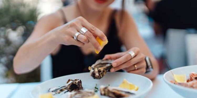 Gıda zehirlenmelerinden kaçınmak için hangi yiyeceklerden uzak durmalıyız?