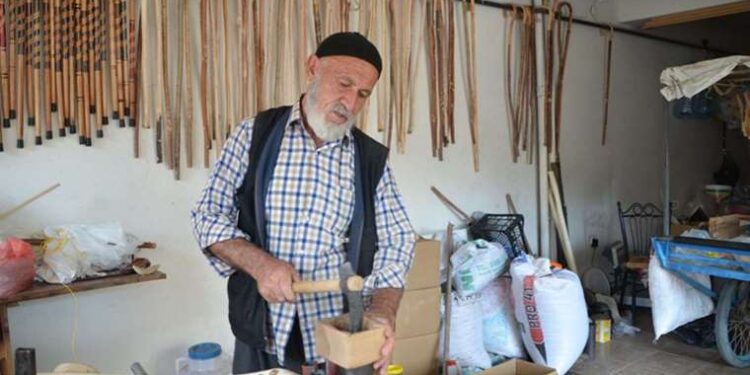 70 yaşında, Muş’ta ağaç dallarından harikalar yaratıyor: Ekonomisi zor olanlara özel jest!