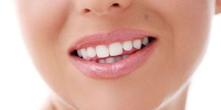 Bu meyve dişleri bembeyaz yapıyor! 2 ay boyunca her gün uygulayın….