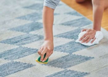 Halıdaki kahve lekelerinden kurtulmak için bu yöntemi deneyin. Kesin çözüm…