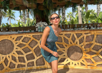 Kim der 2 çocuk annesi! Sinem Kobal'de süpr minili tatil pozları