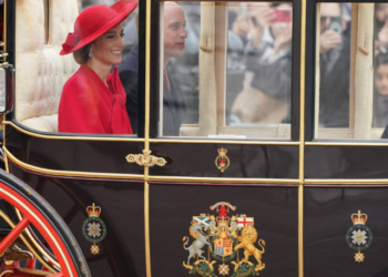 Kırmızılara bürünen Galler Prensesi Kate Middleton, bacak dekoltesiyle Kraliyet kullarını altüst etti