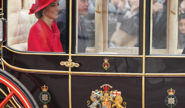 Kırmızılara bürünen Galler Prensesi Kate Middleton, bacak dekoltesiyle Kraliyet kullarını altüst etti