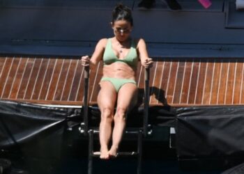 Kısa süre önce anneanne olan 60 yaşındaki Demi Moore fiziğiyle gençlere taş çıkardı