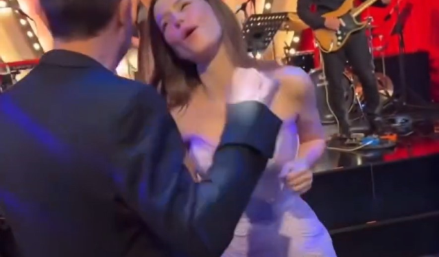 Kıvanç Tatlıtuğ ve Beren Saat filmlerinin galasında eşleriyle dans etti