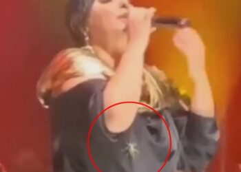 Konserde ilginç anlar! Üzerinde yürüyen çekirgeyi fark etmeyen Zara neye uğradığını şaşırdı