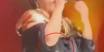 Konserde ilginç anlar! Üzerinde yürüyen çekirgeyi fark etmeyen Zara neye uğradığını şaşırdı