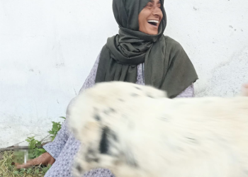 Köye giden Yıldız Tilbe, başörtüsü taktı