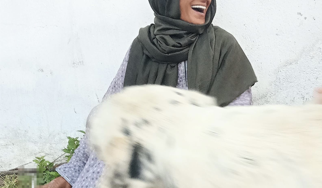 Köye giden Yıldız Tilbe, başörtüsü taktı