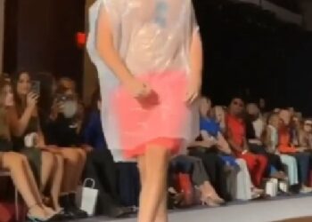 New York Moda Haftası'nda çöp poşeti ve boneyle yürüyen YouTuber Fred Beyer, podyumdan uzaklaştırıldı