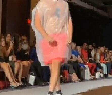 New York Moda Haftası'nda çöp poşeti ve boneyle yürüyen YouTuber Fred Beyer, podyumdan uzaklaştırıldı