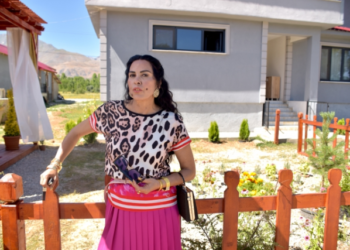 Nursel Köse, yeni rolü için imaj değiştirdi! Altın diş takılıp göz simetrisiyle oynandı