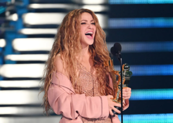 Ödül gecesinde sahneye çıkan Shakira, bıçaklı intikam dansıyla nefes kesti