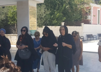 Oryantal Asena'nın babası hayatını kaybetti! Cenazede ayakta durmakta güçlük çekti