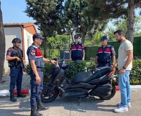 Oyuncu Emre Bulut'un çalınan motosikleti yol kenarında bulundu