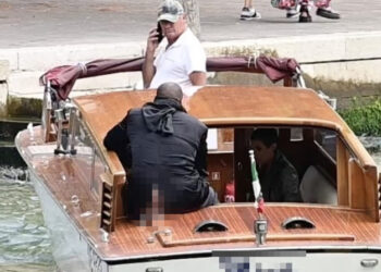 Pantolonunu indirerek tekneye binen Kanye West, şirket tarafından kara listeye alındı