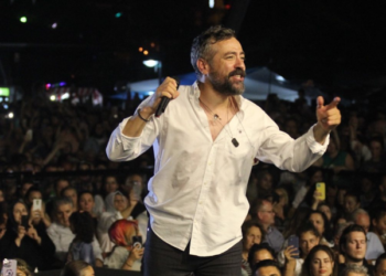 Resul Dindar ve Demet Akalın arasında sahnede gergin anlar: Sen beni tanımamışsın