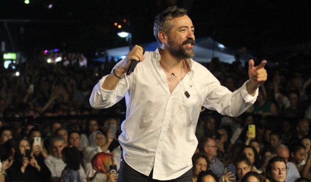 Resul Dindar ve Demet Akalın arasında sahnede gergin anlar: Sen beni tanımamışsın