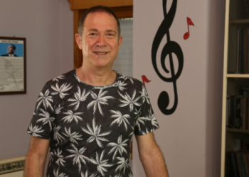 Sanatçı Sümer Ezgü Trafik Kazası Geçirdi