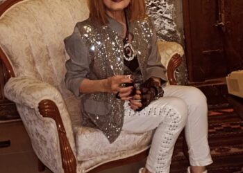 Şarkılarıyla bir devri kasıp kavuran Neşe Karaböcek, çorbacıda sahne aldı