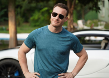 Sette fenalaşan Kerem Bürsin, hastaneye kaldırıldı