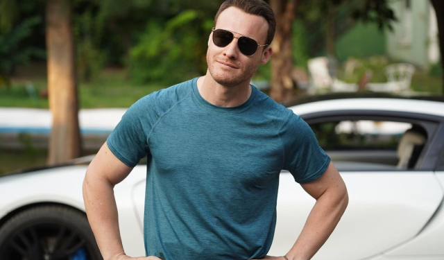 Sette fenalaşan Kerem Bürsin, hastaneye kaldırıldı