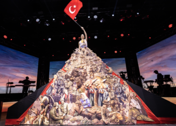 Simge, 30 Ağustos Zafer Bayramı'nı 4,5 metrelik özel tasarım elbisesiyle kutladı