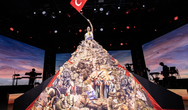 Simge, 30 Ağustos Zafer Bayramı'nı 4,5 metrelik özel tasarım elbisesiyle kutladı