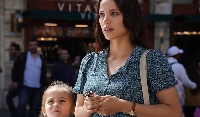 Siyah bikinili pozu Leyla Tanlar'ı TRT'deki işinden etti