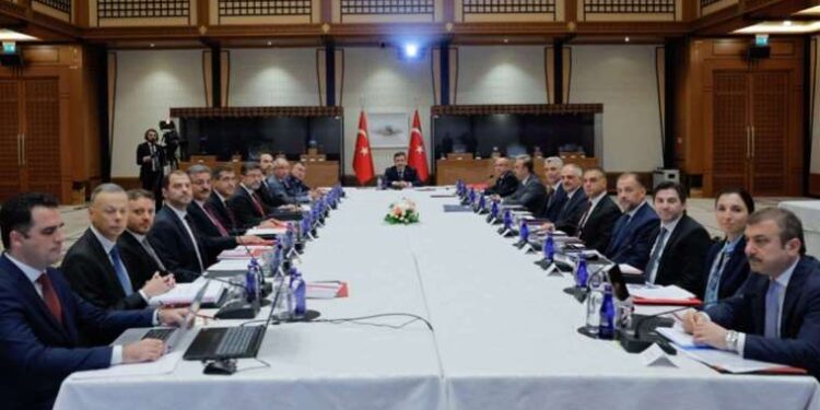 Son dakika... Saray'daki ekonomi zirvesinin ardından açıklama