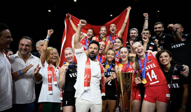 Tarkan, Filenin Sultanları'nın şampiyonluk kutlamasında tribünde Erik Dalı oynadı