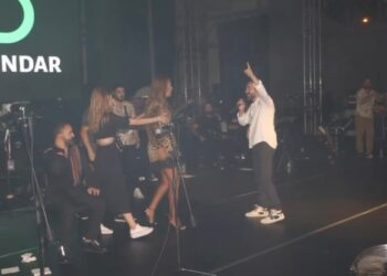 Tartıştığı Resul Dindar'ın sahnesini basan Demet Akalın, seyircilerden özür diledi